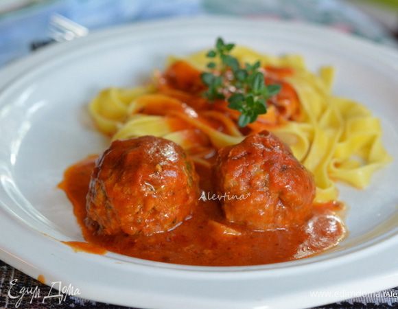 Закусочные фрикадельки подаем на шпажках, можно украсить их листочками свежего базилика. Либо подавать на большом блюде с гарниром, посыпать свежим или сушеным базиликом (у меня лимонный тимьян и сушеный базилик). Приятного аппетита!