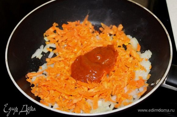Добавить томатную пасту, перцы и молотую зиру. Жарим, помешивая, около 1 минуты.