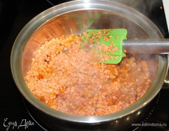 Вливаем бульон, добавляем  чечевицу, солим по вкусу и доводим до кипения. Уменьшаем огонь до минимума и варим суп до мягкости чечевицы, около 20-25 минут.