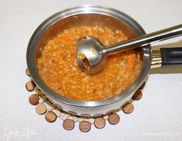 При помощи блендера перемалываем суп в пюре. Заправляем лимонным соком, корректируя по своему вкусу.