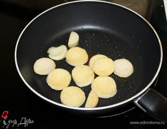 На оливковом масле обжариваем тофу.