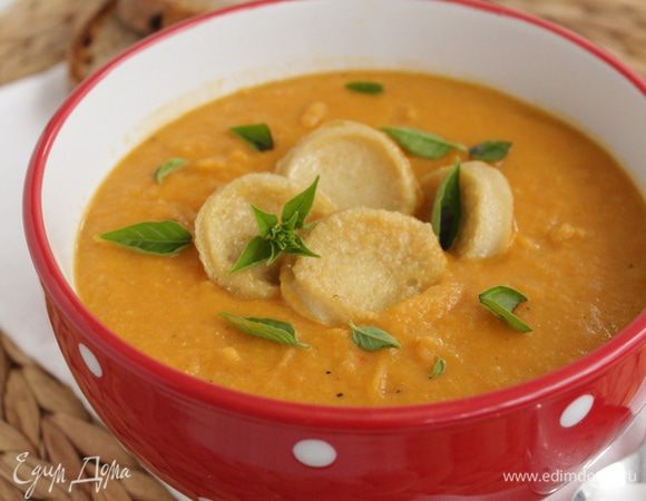 Выкладываем суп, добавляем тофу и зелень по вкусу.