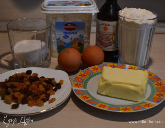 Изюм необходимо помыть и хорошо высушить.