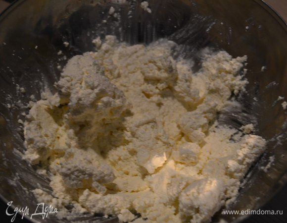 Творог перетереть через сито или измельчить с помощью блендера.