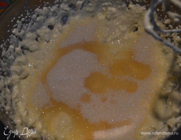 Добавить сахар и ванильный экстракт, перемешать. Туда же положить размягченное сливочное масло и снова перемешать.