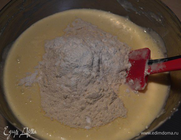Добавить муку, разрыхлитель и соль.