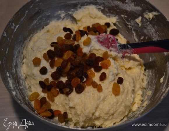 Добавить к тесту изюм и перемешать.