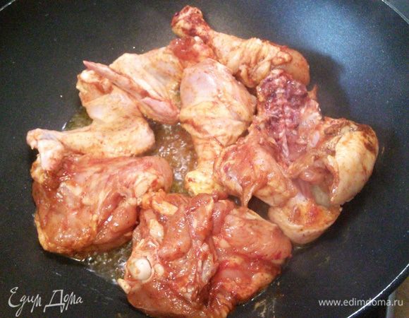 Замаринуем куриное мясо. Я разделала тушку курицы на порционные кусочки. В ход пошло все мясо, кроме филе (которое я сняла с остова, из которого с добавлением луковички, морковки и сельдерея сварила 1,5 литра бульона). Итак кусочки курицы смешать с солью, перцем и порошком красной сладкой паприки и оставить на несколько часов мариноваться.