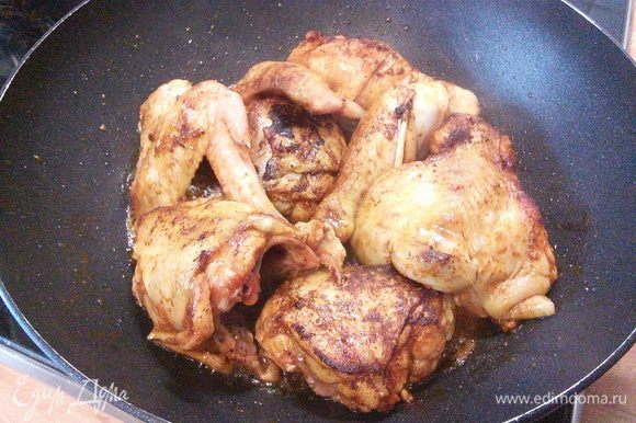 В большой сковороде разогреть масло и обжарить курицу со всех сторон до золотистой корочки, переложить в тарелку, отложить в сторону.