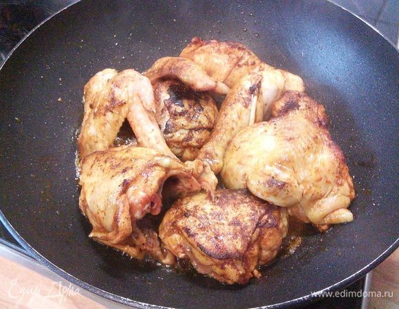 В большой сковороде разогреть масло и обжарить курицу со всех сторон до золотистой корочки, переложить в тарелку, отложить в сторону.