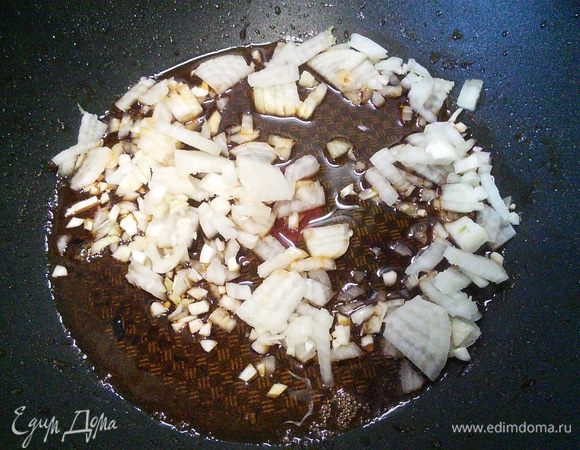 В этой же сковороде пассеруем лук и чеснок.