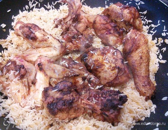 Выкладываем в рис обжаренную курицу.