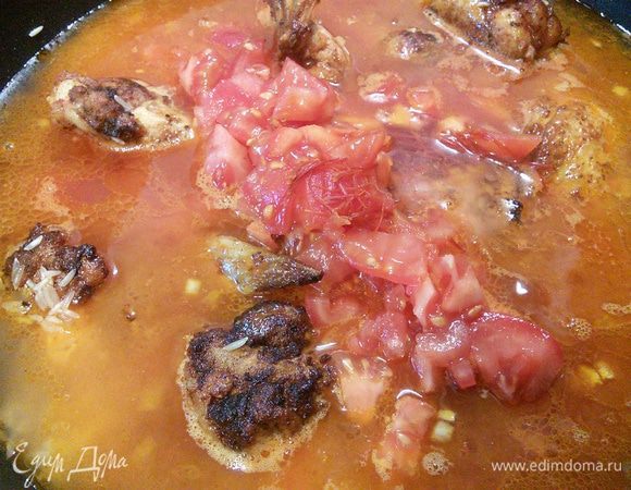 Вливаем горячий бульон, шафран вместе с водой, в которой он замачивался и размятые вилкой помидоры с соком. Тушим под крышкой 10 минут.