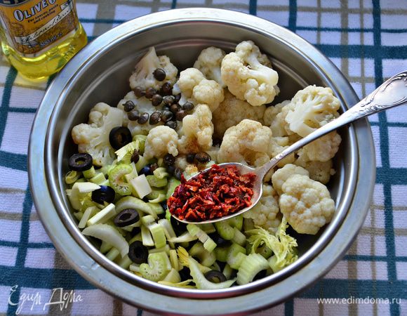 Соедините в миске цветную капусту, маслины, сельдерей. Добавьте каперсы (предварительно промойте, если они в соли), хлопья сладкой паприки, приправьте солью, красным перцем и заправьте оливковым маслом. Перемешайте.
