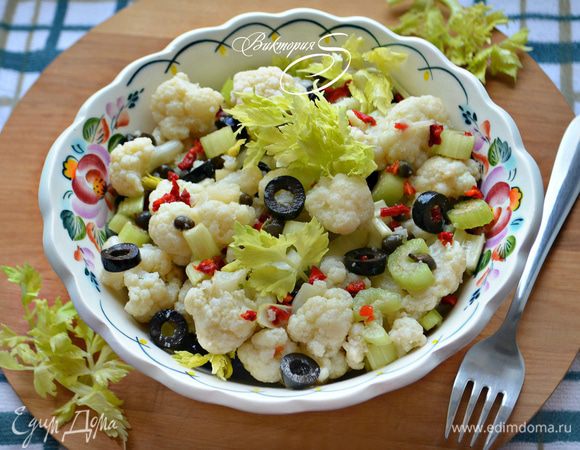 Поставьте миску с салатом перед подачей в холодильник на 30-40 мин. Приятного вам аппетита!