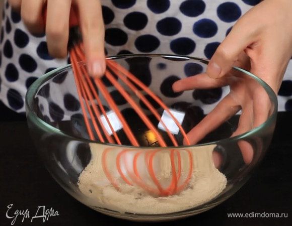 Подогреть часть вина (80 мл). В миске объединить теплое вино, дрожжи и 1 ст.л. сахара, перемешать и оставить на 10 минут.