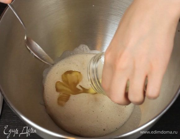 Затем добавить оставшееся ингредиенты и замесить тесто.