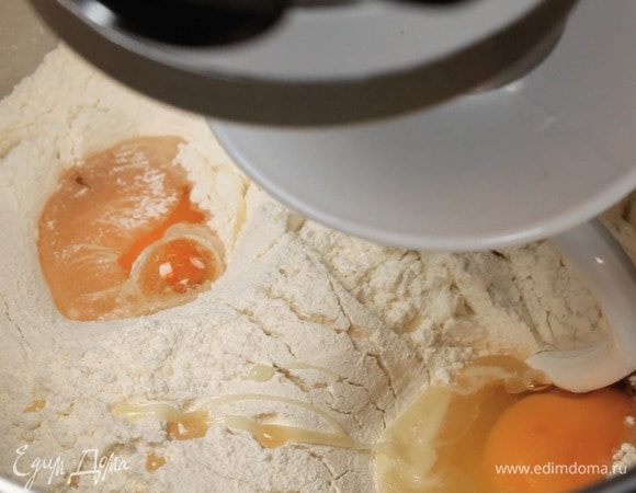 Я для замешивания теста использовала планетарный миксер с насадкой "крюк".