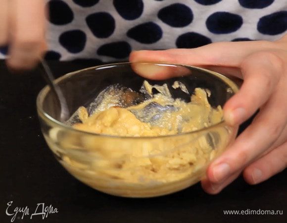 Для начинки соединить масло с горчицей и острым соусом.