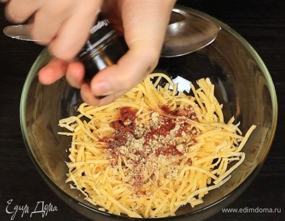 В другой миске смешать горчичный порошок, паприку, соль, перец и сыр.