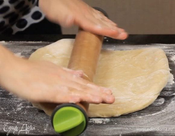 Раскатать тесто толщиной 4 мм.