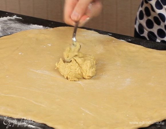 Распределить по всей поверхности тесто масляную начинку.