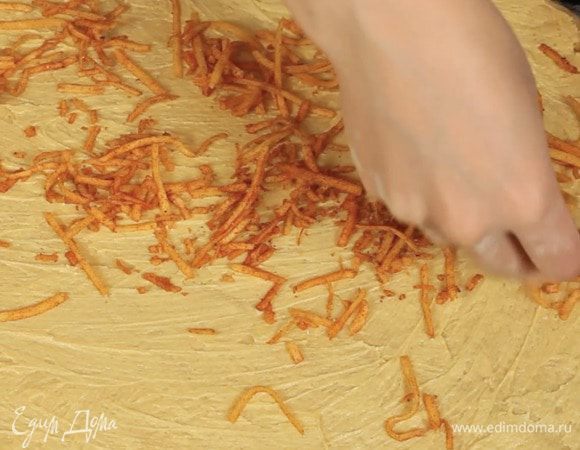 Затем посыпать сыром.