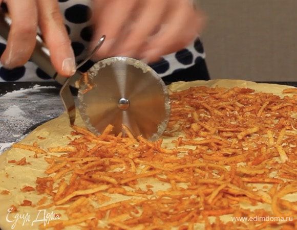 Разрезать тесто на 5 полосок.