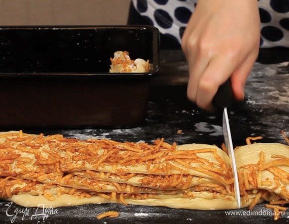 Смазать форму для запекания маслом. Разрезать полоски на 7 квадратов. Выложить в форму, накрыть полотенцем и оставить еще на 1 час.