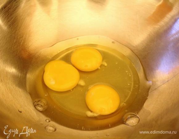 Яйца с сахаром смешать до однородности.