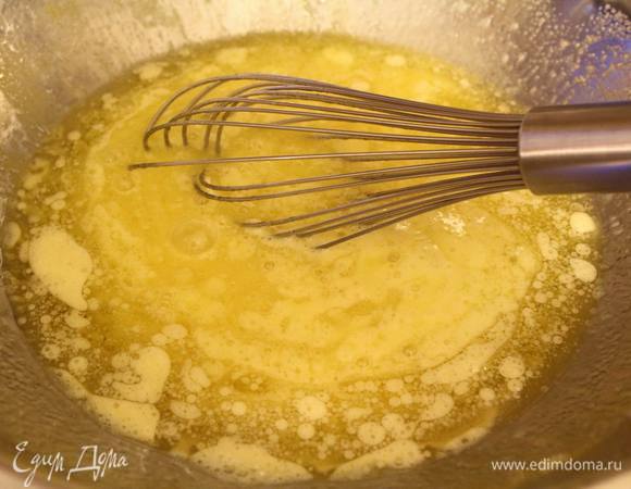 Влить растительное масло и размешать.