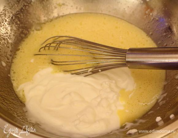 Добавить йогурт — размешать.