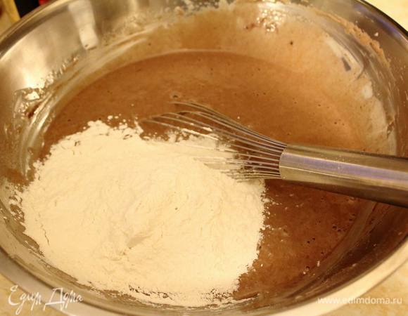 Вмешать какао. Затем муку и разрыхлитель вмешать.