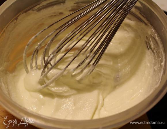 Рикотту смешать с лимонным соком и сгущенкой до однородности.