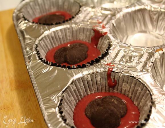 Во второй с половиной вариант я к крему добавила еще пару капелек шоколадных.