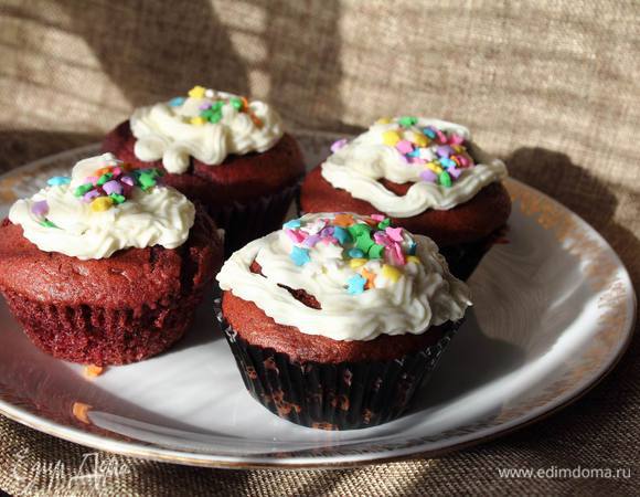 Можно сделать и капкейки, украсив тем же кремом верхушку.