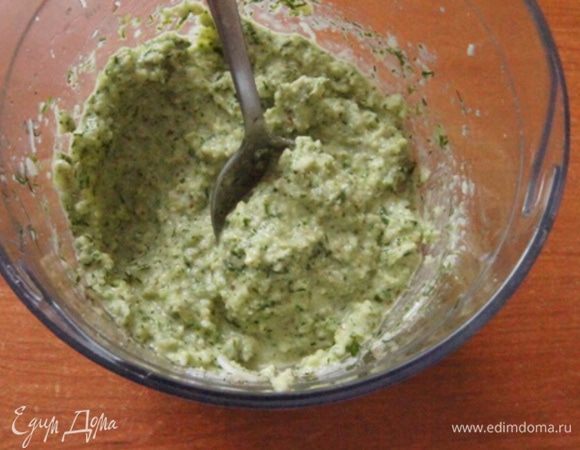 Добавить растительное масло и пару ложек кипятка. Взбить еще раз.
Посолить и поперчить. Заправка готова. Убрать ее в холодильник.