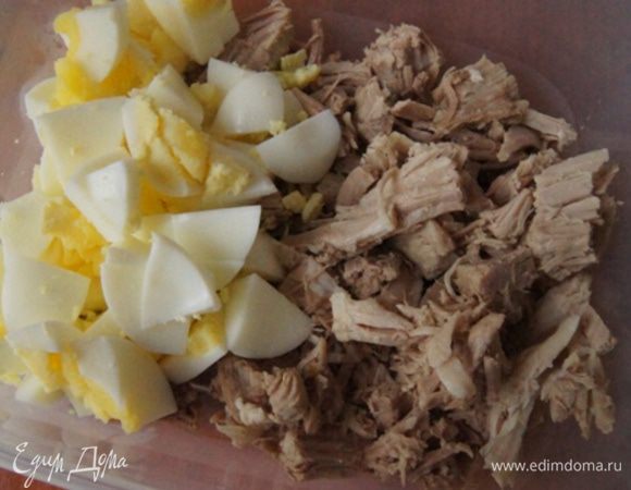 Отварную свинину и яйца нарезать кубиками.