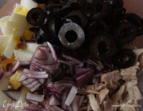 Добавить нарезанные на колечки оливки и красный лук кубиками.

В следующий раз меня попросили замариновать лук в уксусе)