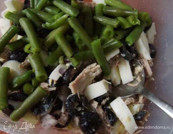 Добавить отварную стручковую фасоль. Перемешать, заправить зеленым соусом песто и можно подавать к столу.