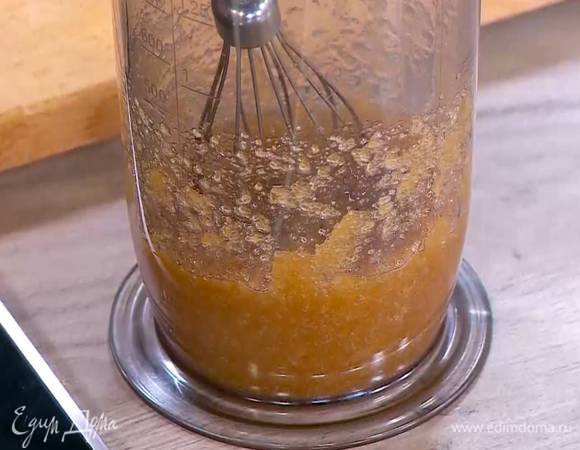 Сахар соединить с яйцом и корицей и взбить блендером с насадкой-венчиком.