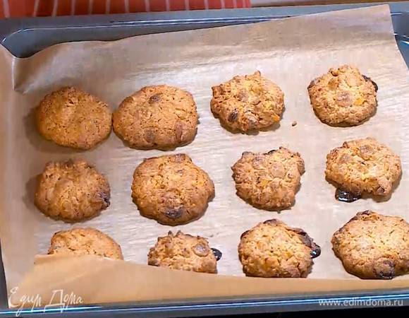 Выпекать печенье в разогретой духовке 10‒12 минут.