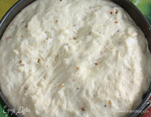 Размер формы 24 см. Тесто выкладываем в формочки, смазанные маслом, накрываем салфеткой и оставляем на 20 мин для поднятия. Выпекать при температуре 180°C около 40 минут (в зависимости от духовки). 