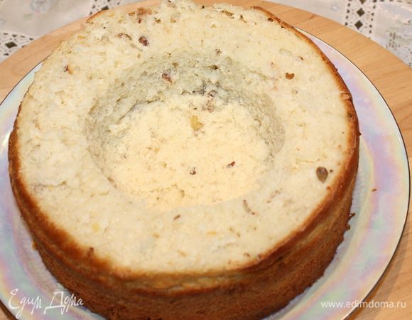 Готовность кулича лучше всего проверять деревянной палочкой/шпажкой. Если она сухая после того, как прокололи кулич, и на ней не осталось теста, значит он готов. Достаем и даем полностью ему остыть. Аккуратно срезаем верх кулича, делаем боковой надрез по кругу и серединку приминаем до самого дна. Так мы придаем форму гнезда нашему куличу. Это нужно делать пока кулич еще теплый. Для удобства серединку можно немного смочить молоком. Я этого не делала, так как у меня очень сочное тесто получилось.