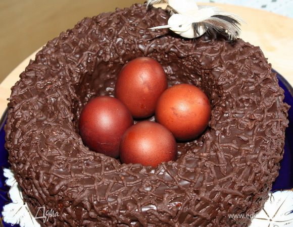 Украшаем гнездо яйцами и декорируем птичкой. Хороших вам праздников!