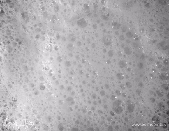 Отделяем белки от желтков и взбиваем их в крепкую пену с щепоткой соли.