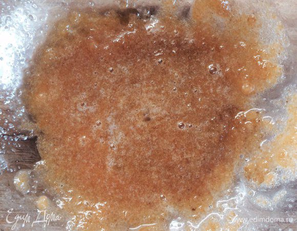 В отдельной посуде желтки перетираем с сахаром, корицей и столовой ложкой растительного масла.