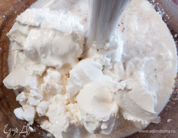 Добавляем в эту же массу сливки.