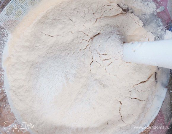 Просеиваем муку и замешиваем густое тесто.