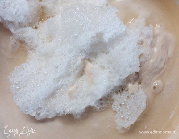 Осторожно вмешиваем в тесто взбитые белки.